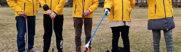 I volontari di Scientology ripuliscono dalle cartacce il parco Castelli