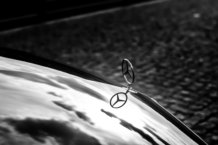 un'auto Mercedes per raffigurare i vantaggi di scegliere un'officina autorizzata Mercedes.